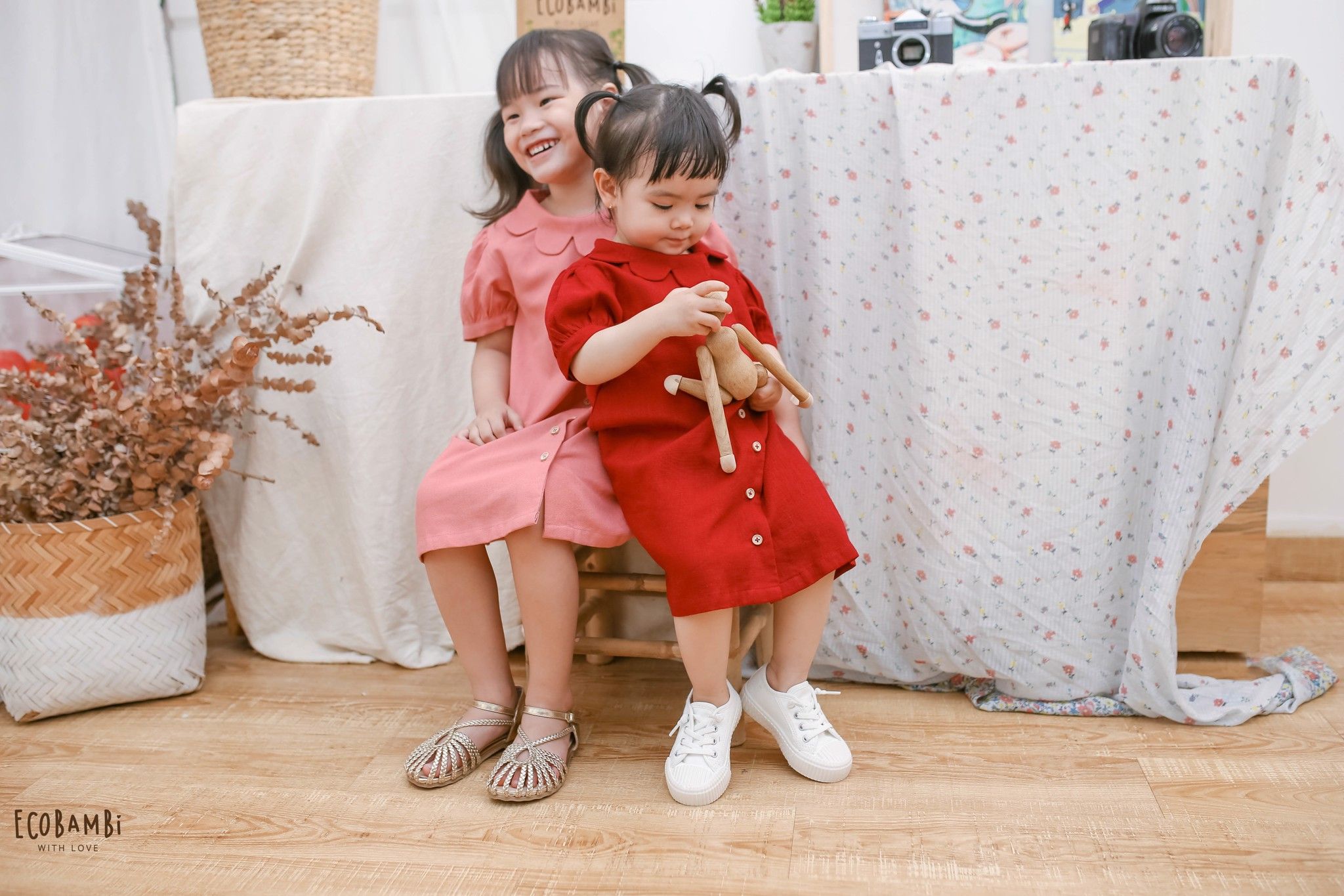 Đầm linen dáng chữ A cổ cánh hoa bé gái