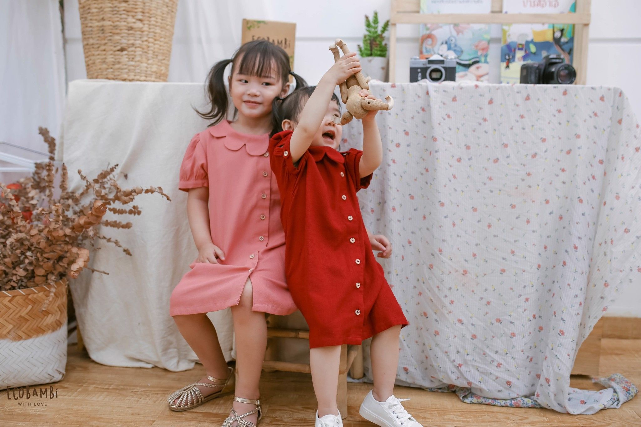 Đầm linen dáng chữ A cổ cánh hoa bé gái
