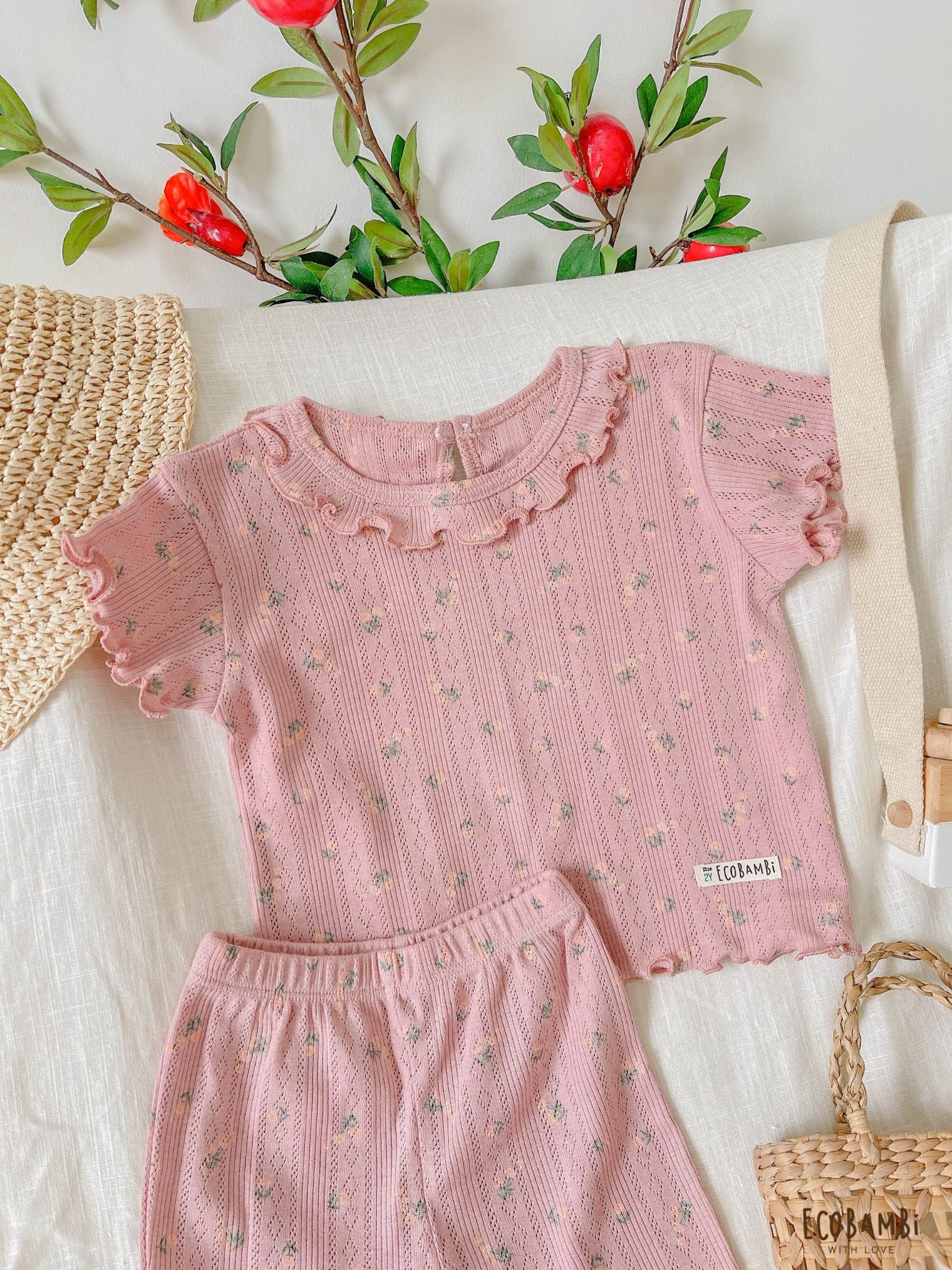 Bộ cotton thun Hàn kiểu dệt Jacquard tay ngắn cổ bèo quần lửng bé gái - 8935334000605