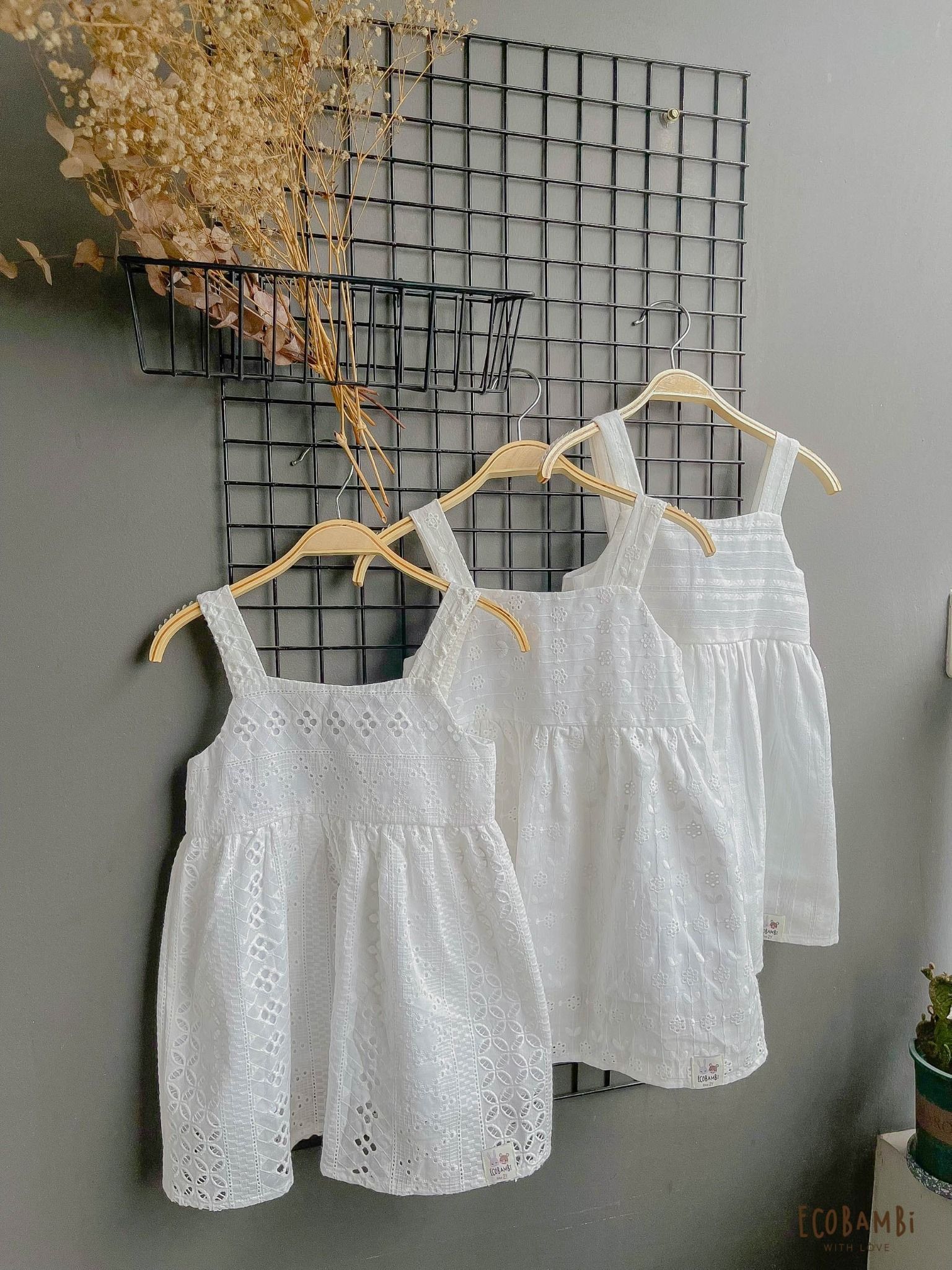 Đầm babydoll hai dây, màu trắng cotton thêu hoạ tiết dành cho bé gái - Ecobambi