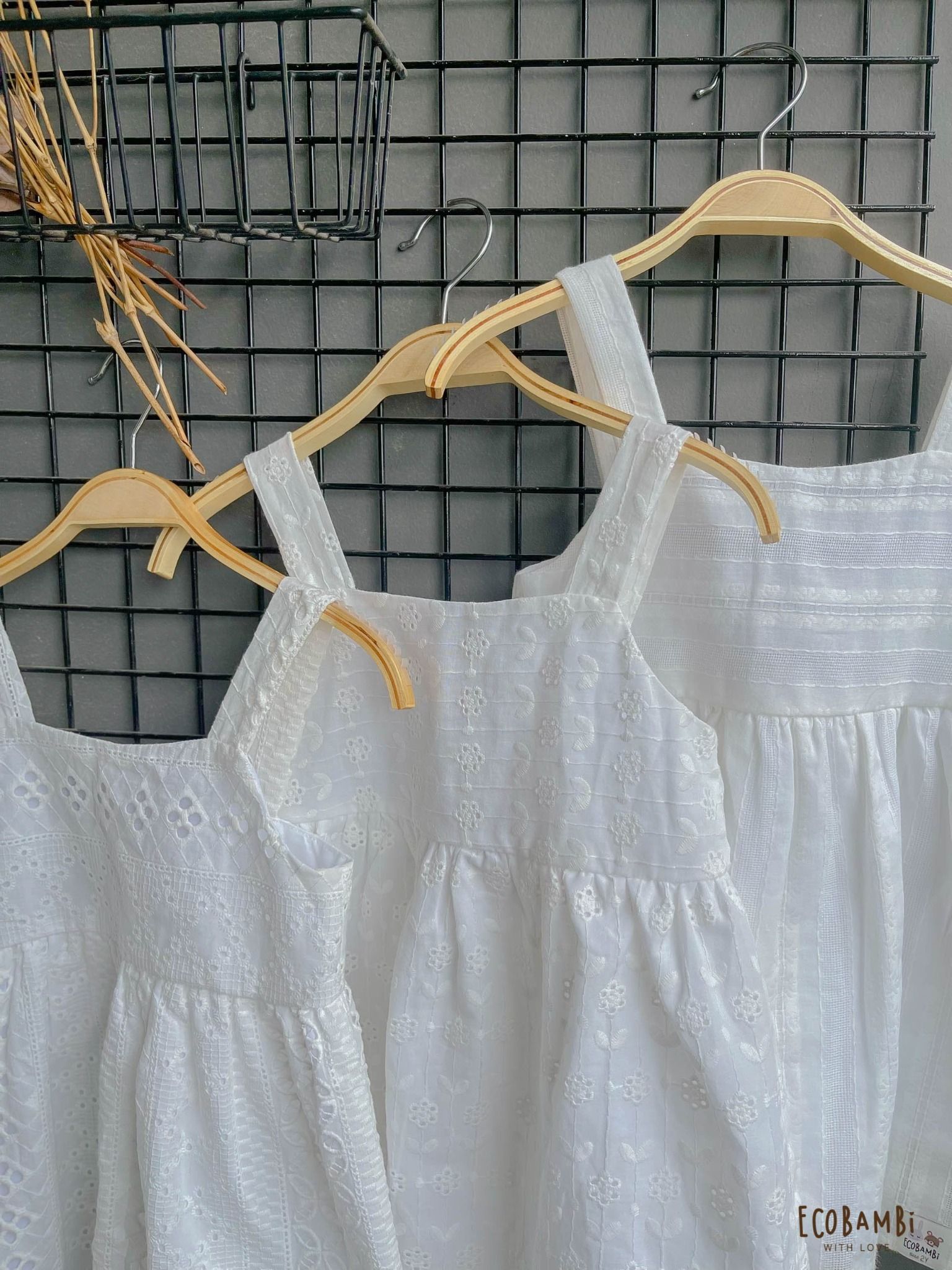 Đầm babydoll hai dây, màu trắng cotton thêu hoạ tiết dành cho bé gái - Ecobambi