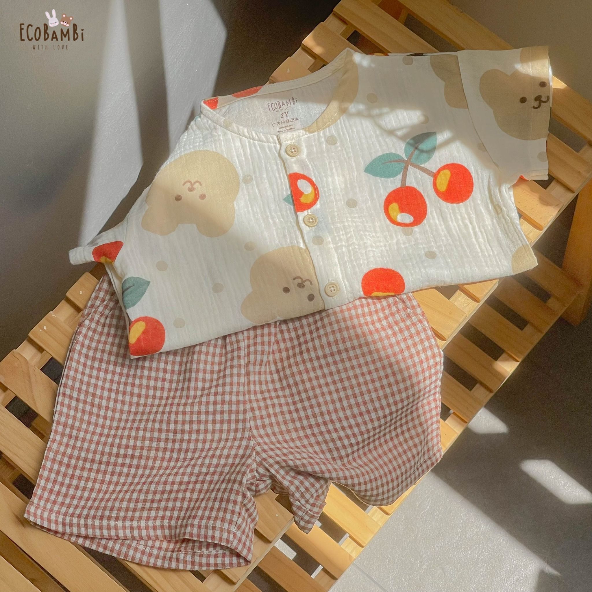 Bộ cotton Muslin Unisex tay ngắn, QUẦN SHORTS phong cách Hàn Quốc in Gấu phối quần kẻ sọc caro cho bé ECOBAMBI