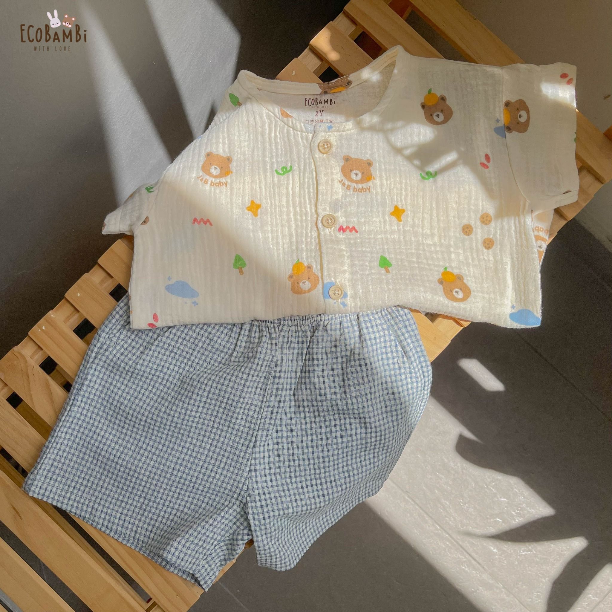 Bộ cotton Muslin Unisex tay ngắn, QUẦN SHORTS phong cách Hàn Quốc in Gấu phối quần kẻ sọc caro cho bé ECOBAMBI