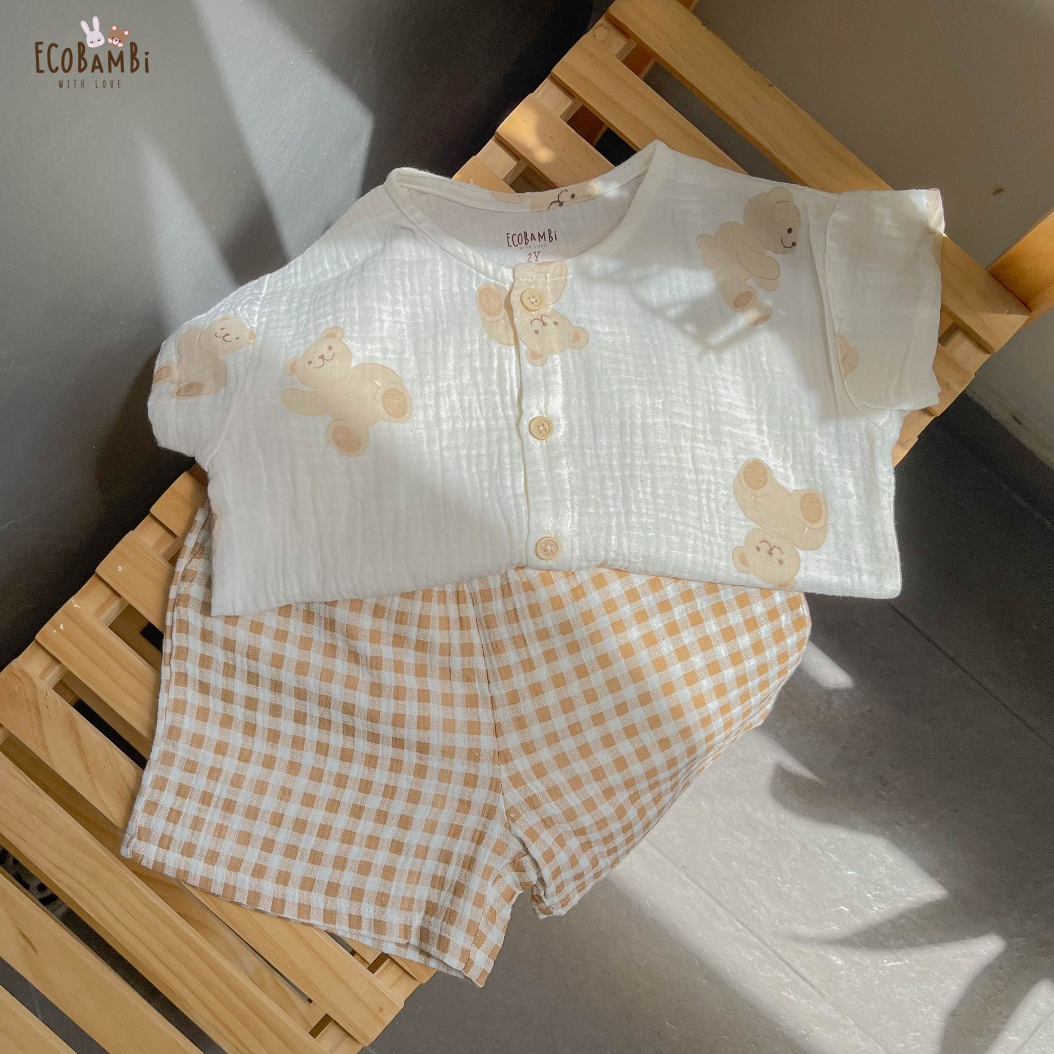 Bộ cotton Muslin Unisex tay ngắn, QUẦN SHORTS phong cách Hàn Quốc in Gấu phối quần kẻ sọc caro cho bé ECOBAMBI