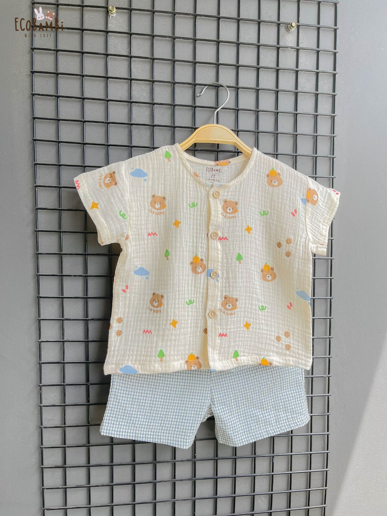 Bộ cotton Muslin Unisex tay ngắn, QUẦN SHORTS phong cách Hàn Quốc in Gấu phối quần kẻ sọc caro cho bé ECOBAMBI