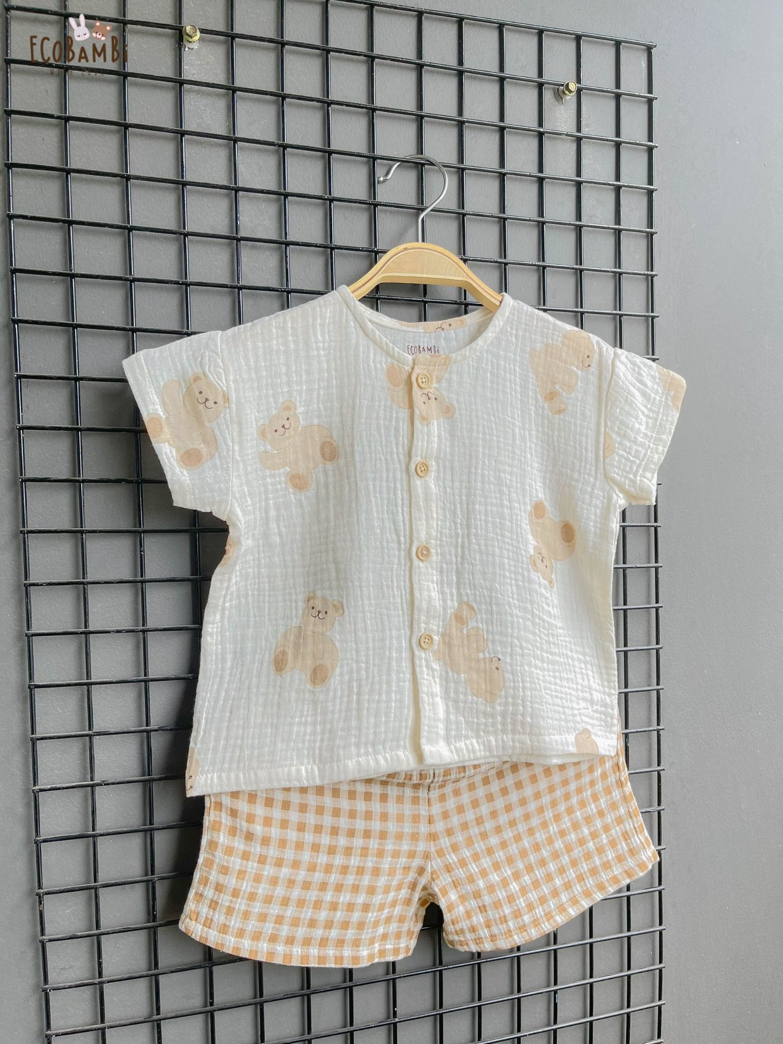 Bộ cotton Muslin Unisex tay ngắn, QUẦN SHORTS phong cách Hàn Quốc in Gấu phối quần kẻ sọc caro cho bé ECOBAMBI