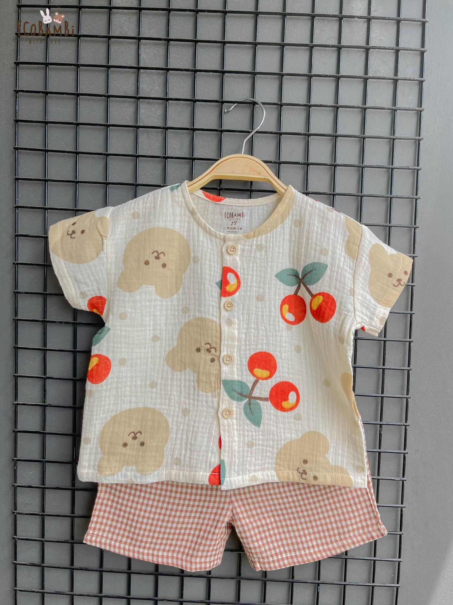 Bộ cotton Muslin Unisex tay ngắn, QUẦN SHORTS phong cách Hàn Quốc in Gấu phối quần kẻ sọc caro cho bé ECOBAMBI
