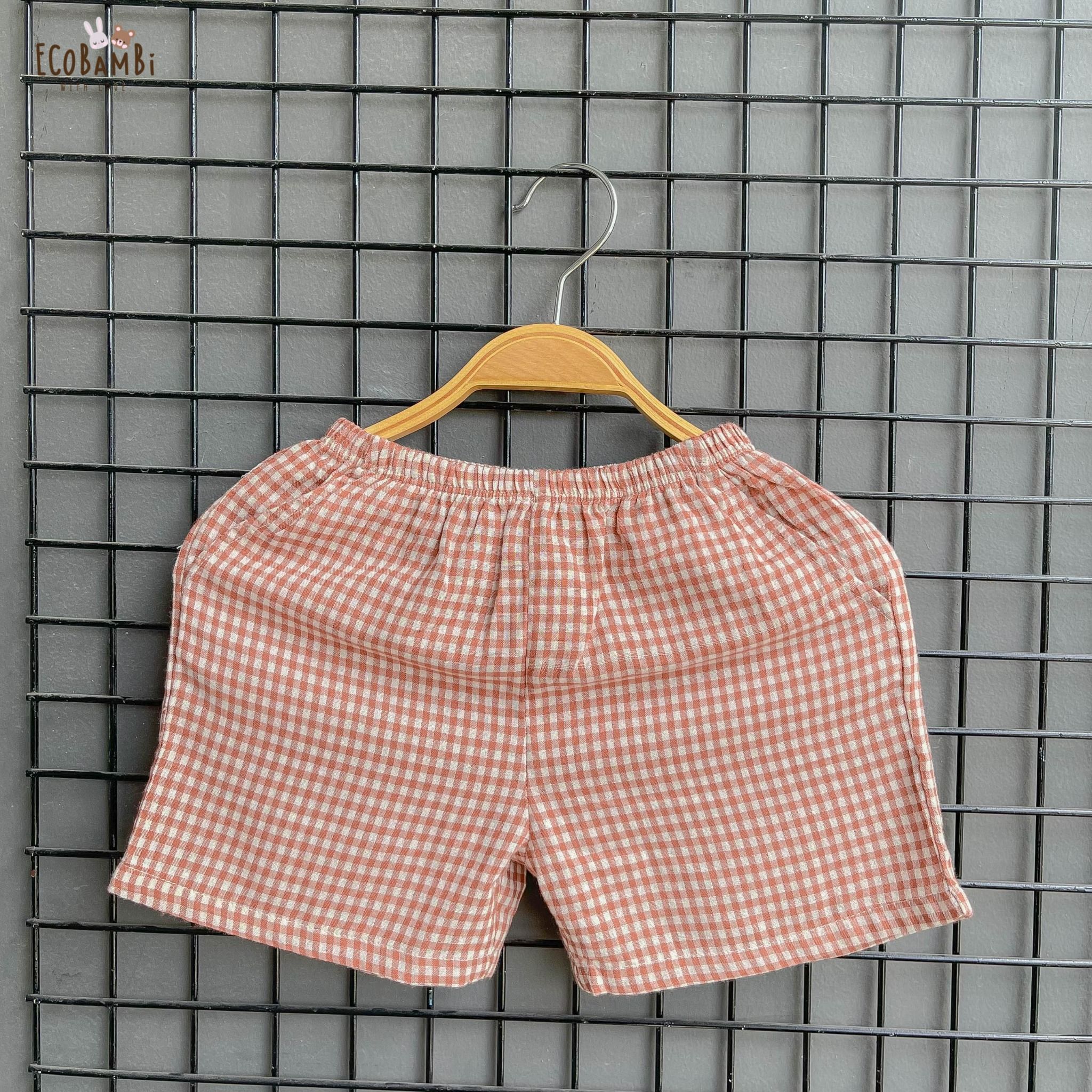 Quần short sọc caro cotton Muslin Unisex phong cách Hàn Quốc có thể phối nhiều kiểu áo cho bé ECOBAMBI