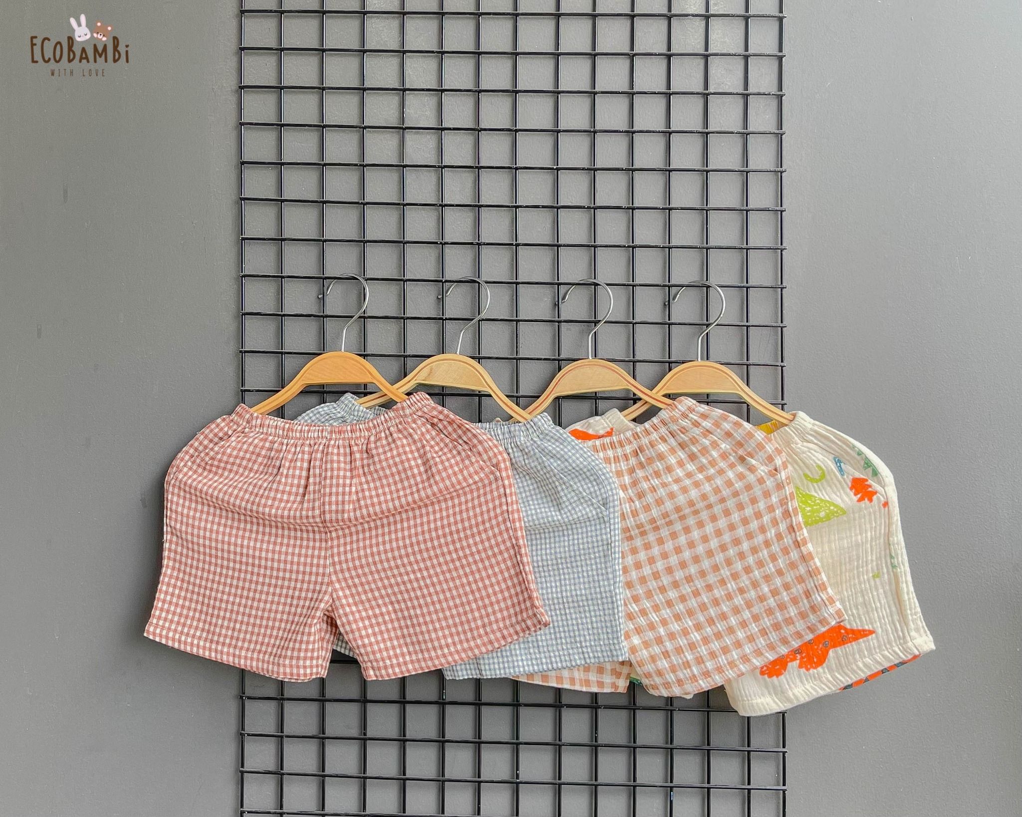 Quần short sọc caro cotton Muslin Unisex phong cách Hàn Quốc có thể phối nhiều kiểu áo cho bé ECOBAMBI