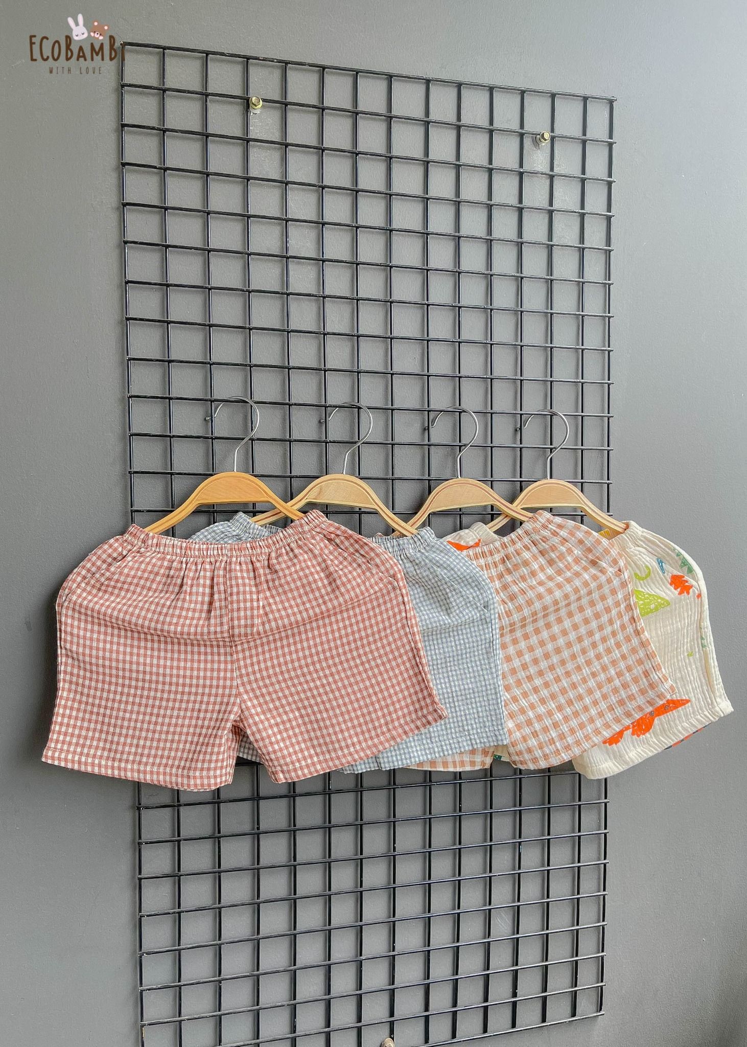 Quần short sọc caro cotton Muslin Unisex phong cách Hàn Quốc có thể phối nhiều kiểu áo cho bé ECOBAMBI