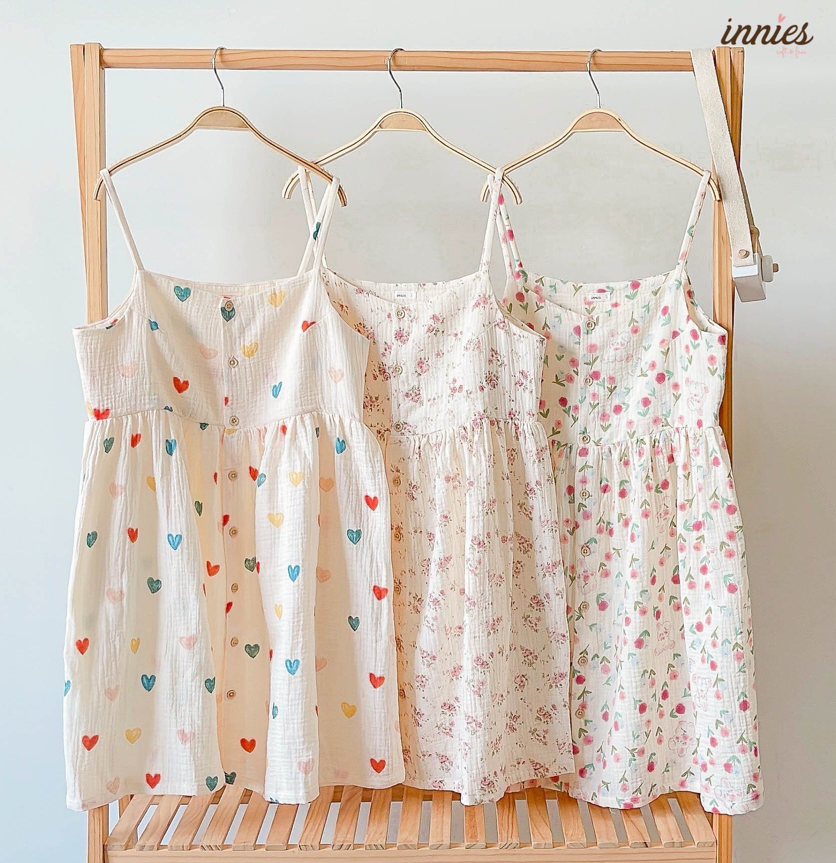 Đầm 2 dây cotton muslin, nút cài giữa, dáng xoè đáng yêu mặc nhà cho nữ Innies - IN-23DAMNU002