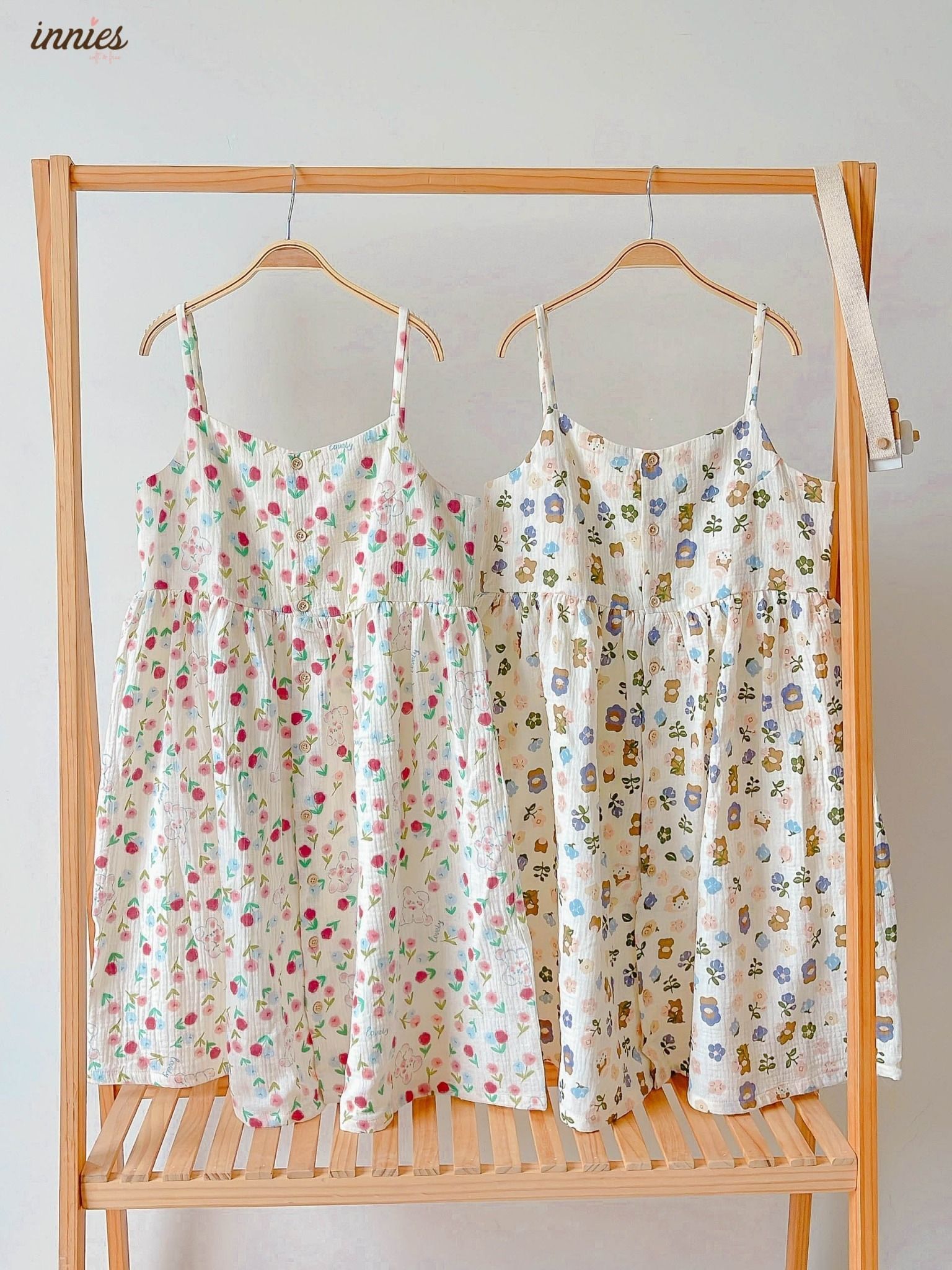 Đầm 2 dây cotton muslin, nút cài giữa, dáng xoè đáng yêu mặc nhà cho nữ Innies - IN-23DAMNU002