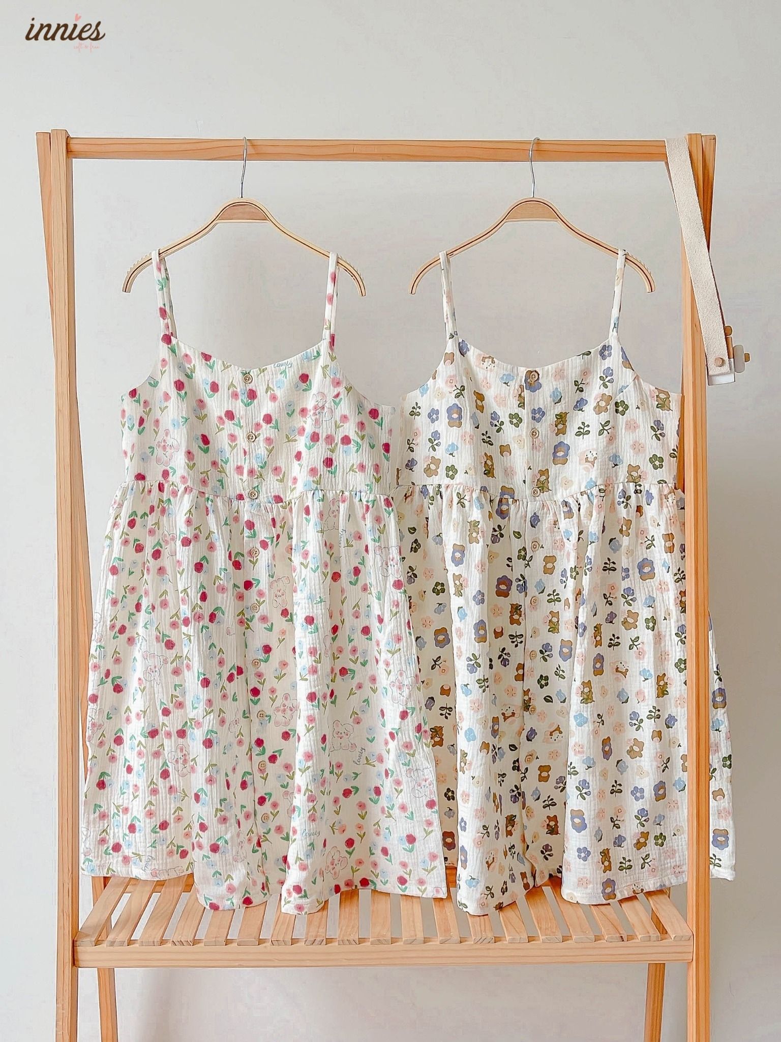 Đầm 2 dây cotton muslin, nút cài giữa, dáng xoè đáng yêu mặc nhà cho nữ Innies - IN-23DAMNU002