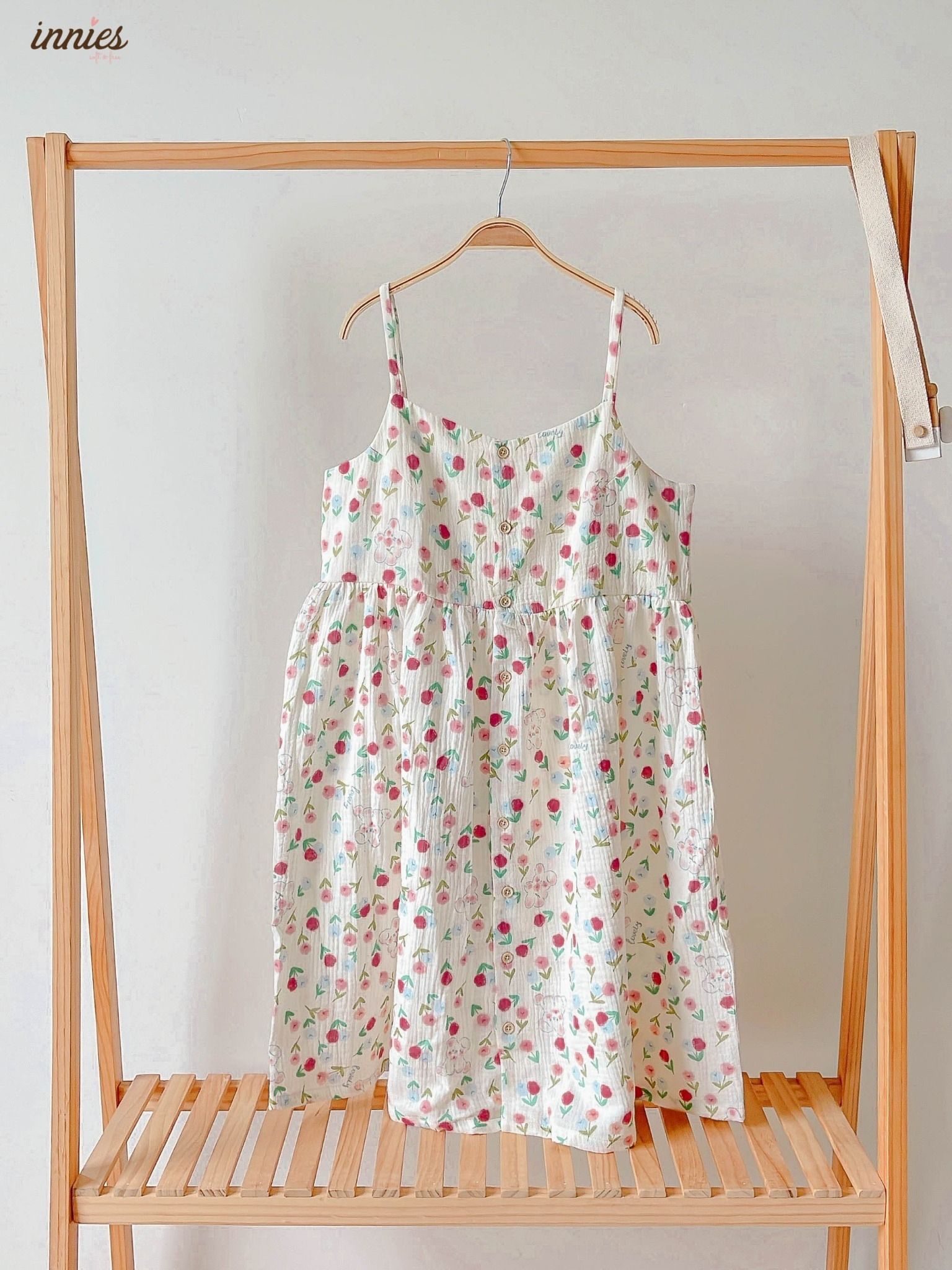 Đầm 2 dây cotton muslin, nút cài giữa, dáng xoè đáng yêu mặc nhà cho nữ Innies - IN-23DAMNU002