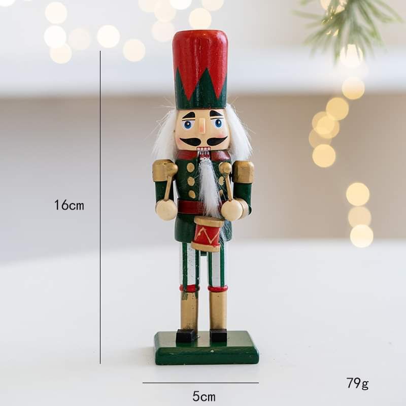 Chú Lính Chì Gỗ Kẹp Hạt Dẻ