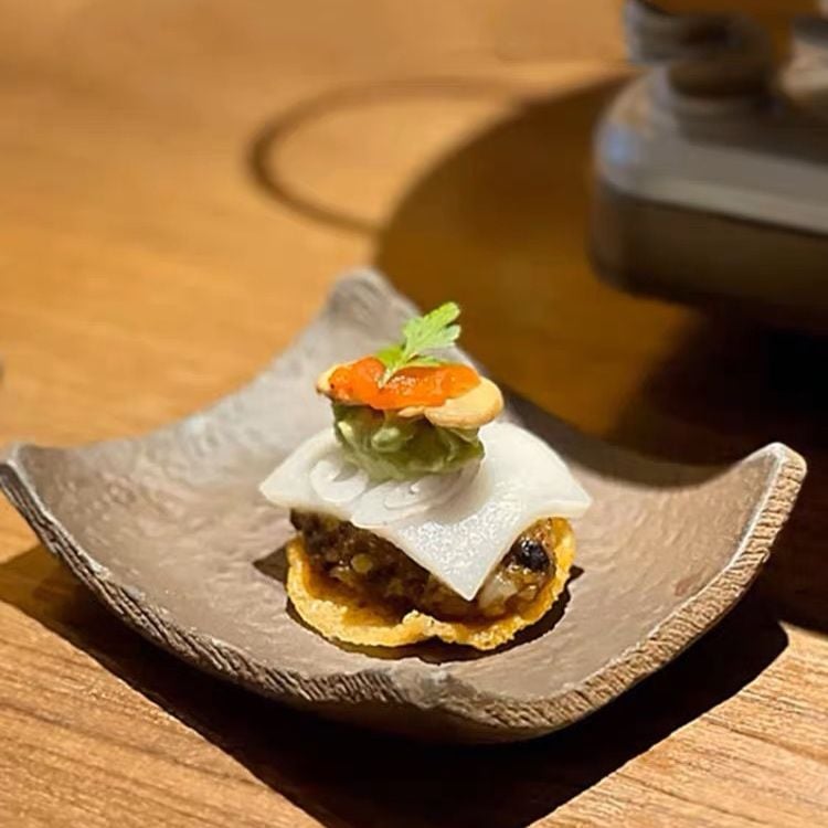 Đĩa Gốm Cổ Điển