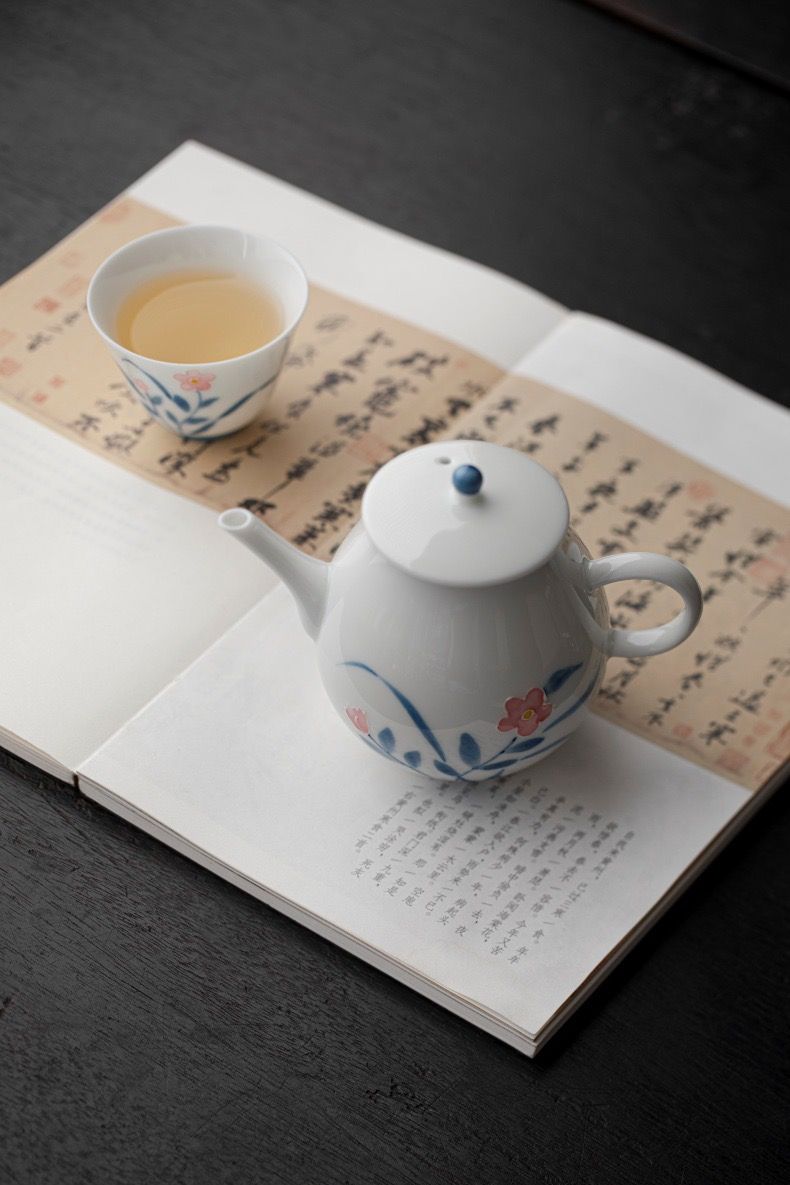 Ấm Sứ Vẽ Tay Hoa Lam Hồng