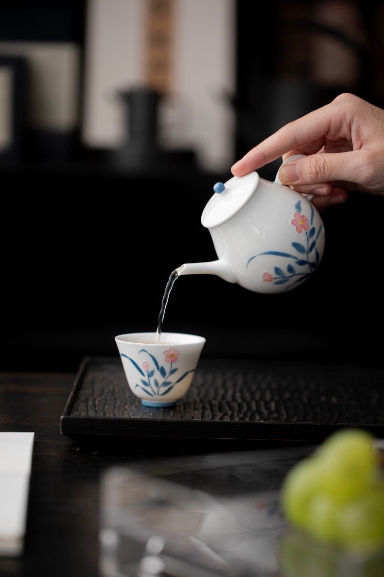 Ấm Sứ Vẽ Tay Hoa Lam Hồng
