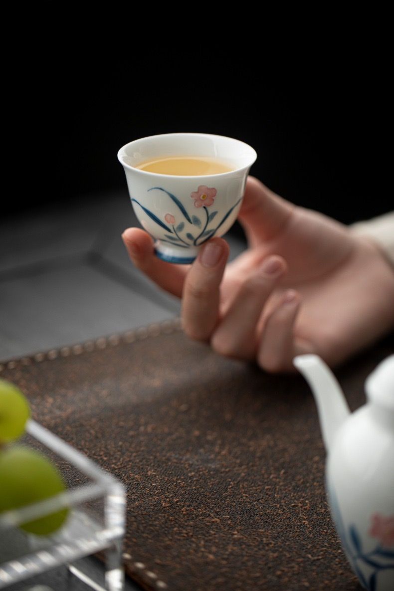 Chén Sứ Vẽ Tay Hoa Lam Hồng