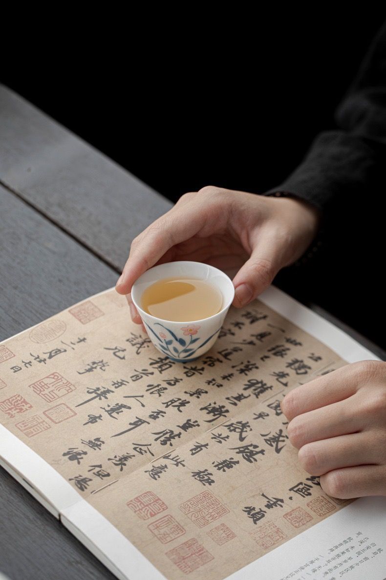 Chén Sứ Vẽ Tay Hoa Lam Hồng