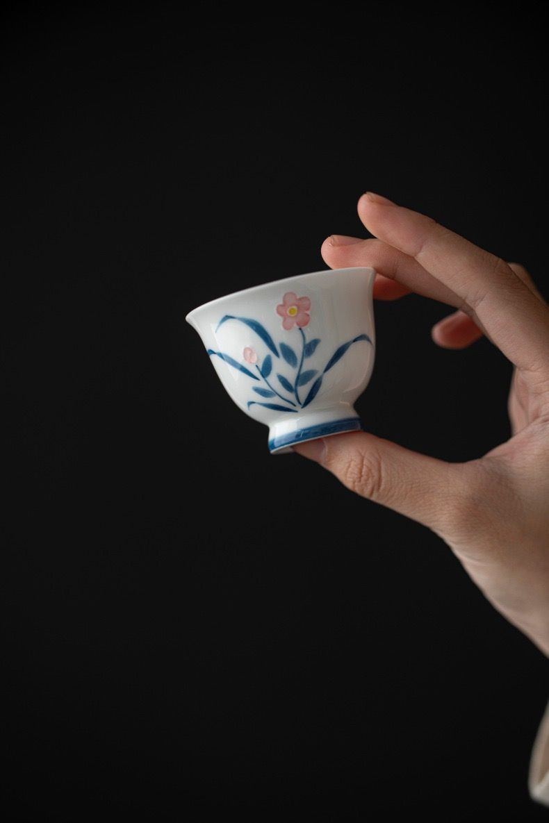 Chén Sứ Vẽ Tay Hoa Lam Hồng