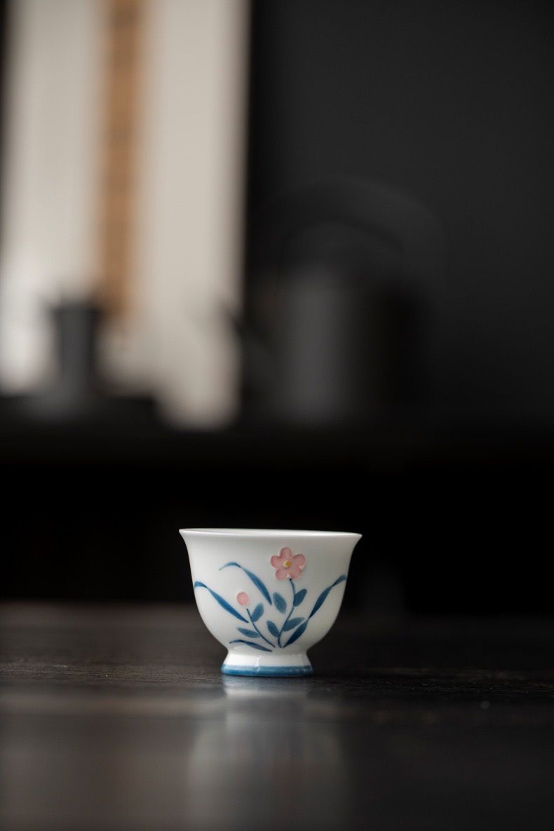 Chén Sứ Vẽ Tay Hoa Lam Hồng