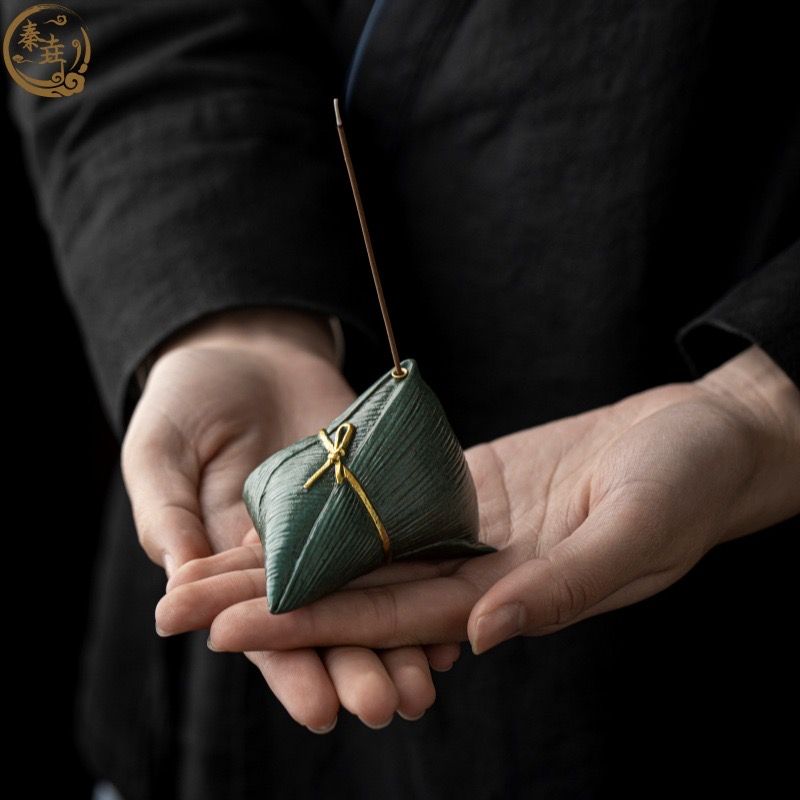 Đế Đốt Trầm Bánh Ú