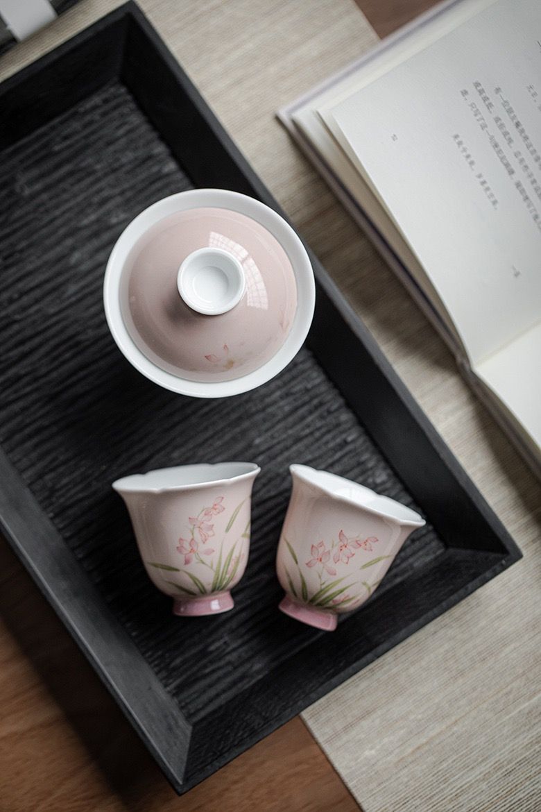 Ấm Trà Hoa Lan Nhỏ Mùa Xuân