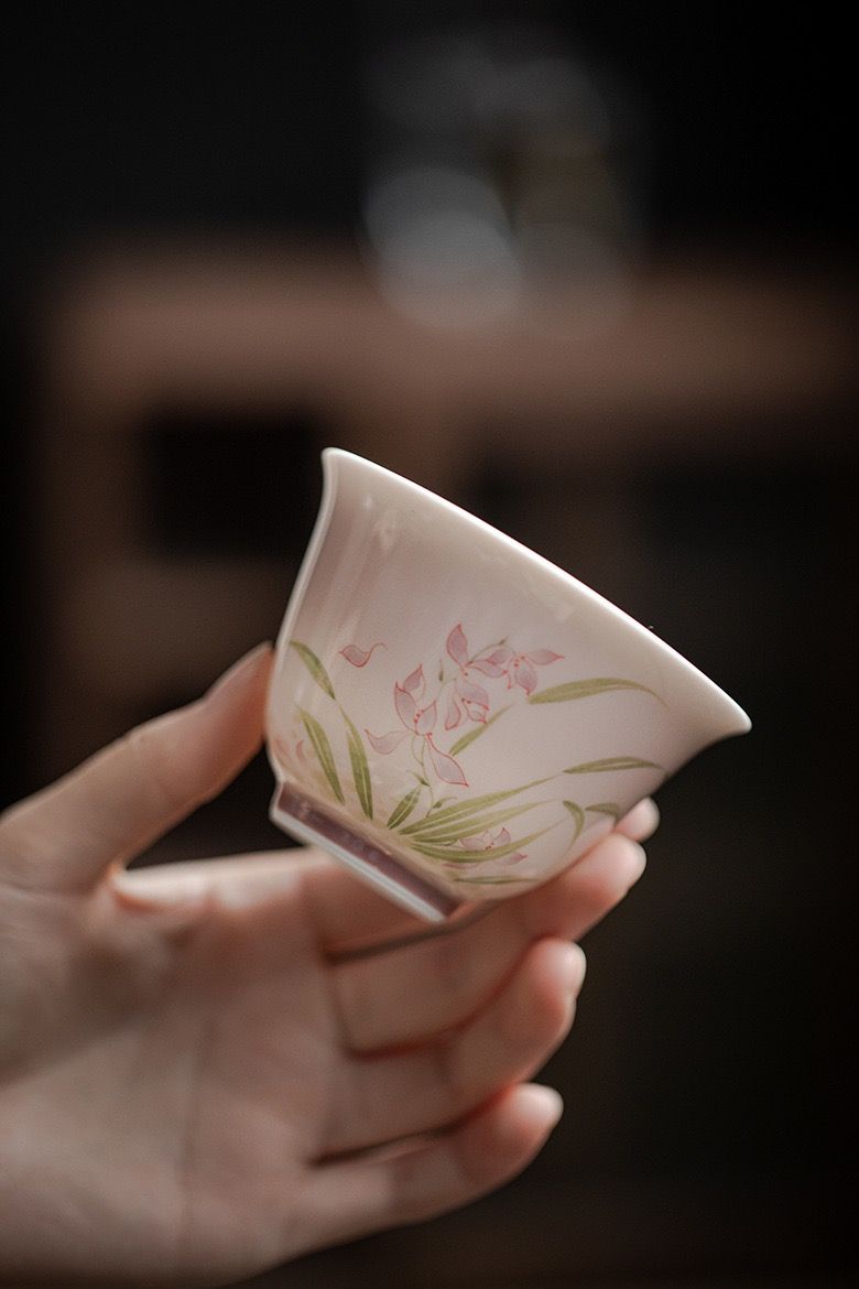 Ấm Trà Hoa Lan Nhỏ Mùa Xuân
