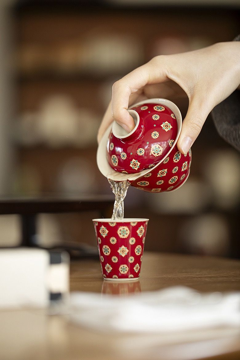 Ấm Trà Đỏ Lễ Hội
