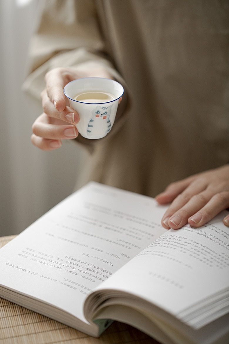 Chén Trà Đất Sét Ngọc Bích Mèo Đào