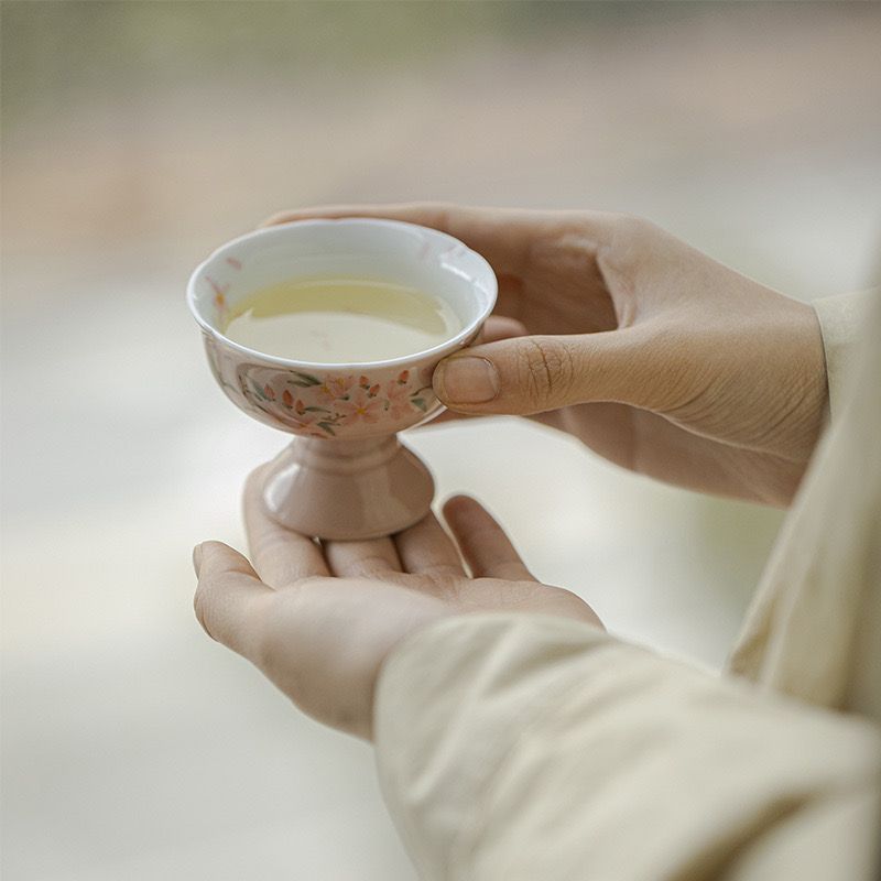 Chén Trà Vẽ Tay Hoa Đào Nở Rộ