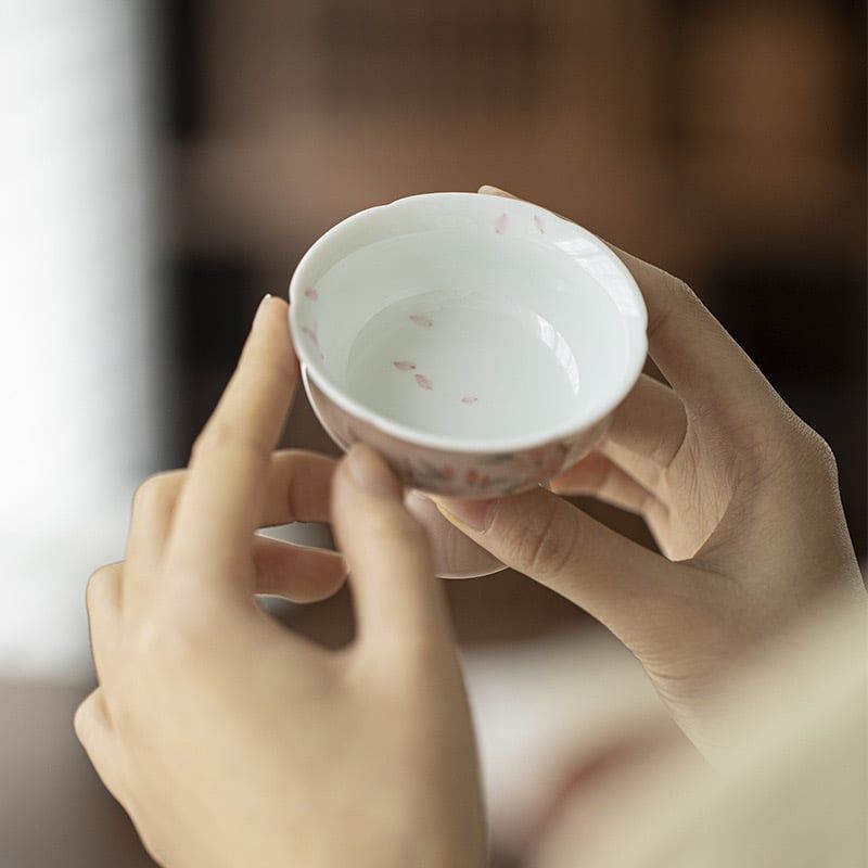 Chén Trà Vẽ Tay Hoa Đào Nở Rộ
