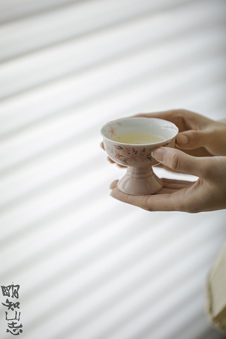 Chén Trà Vẽ Tay Hoa Đào Nở Rộ