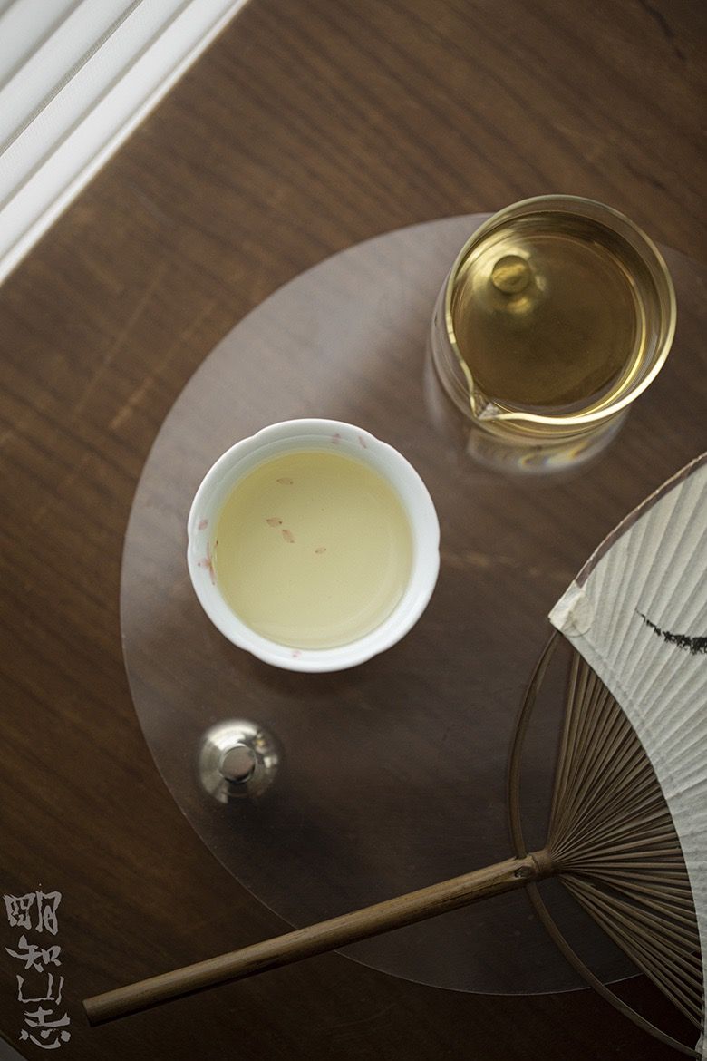 Chén Trà Vẽ Tay Hoa Đào Nở Rộ