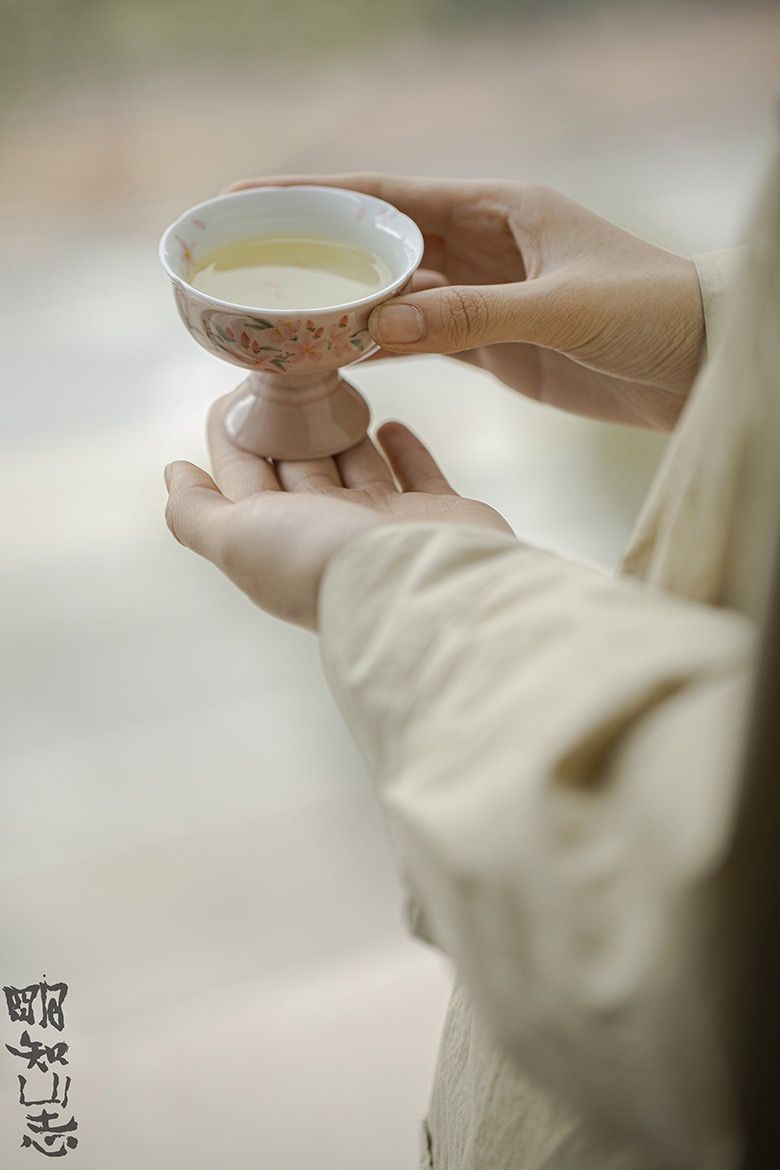 Chén Trà Vẽ Tay Hoa Đào Nở Rộ