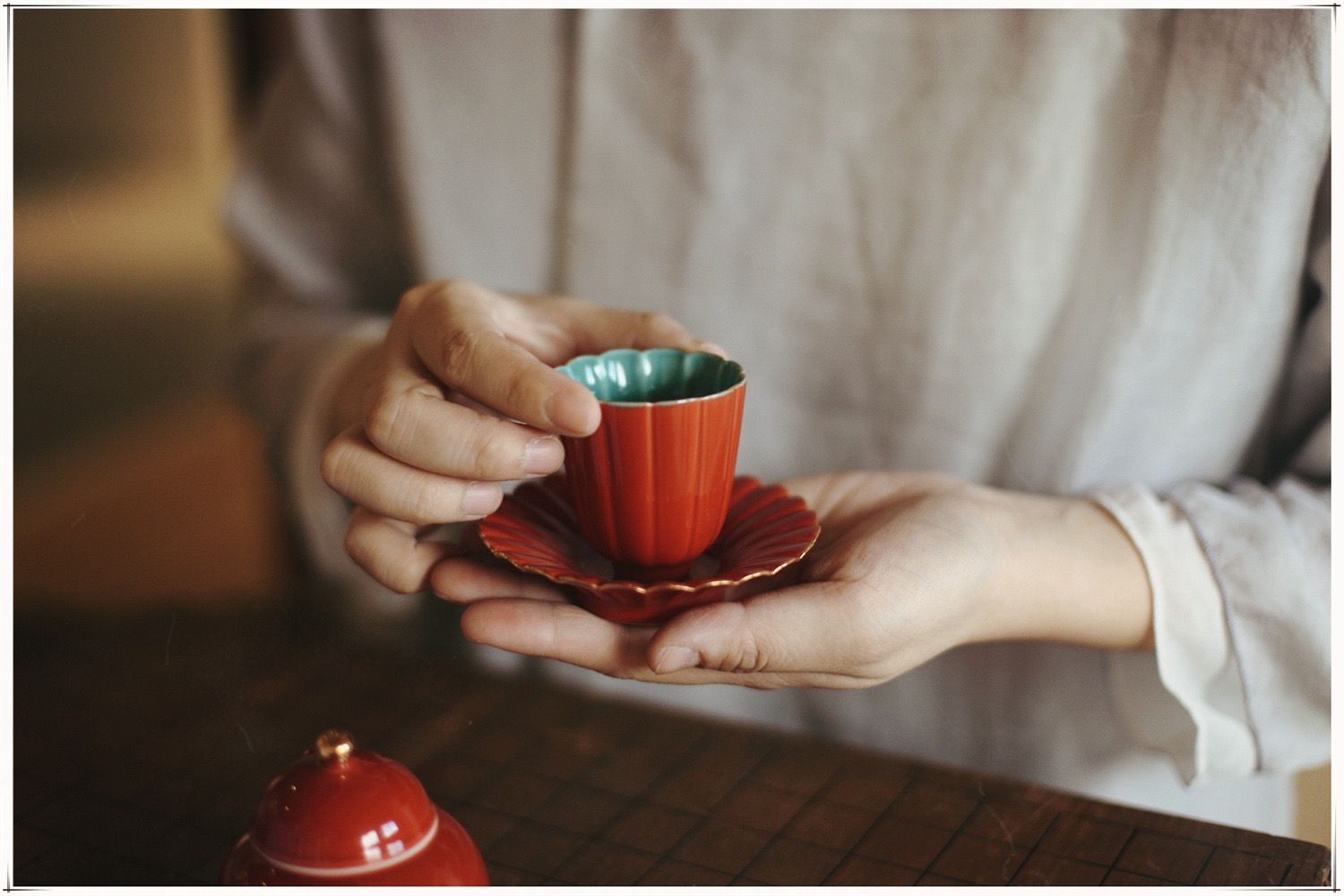 Đĩa Trà Hoa Cúc Đỏ Tử Cấm Thành