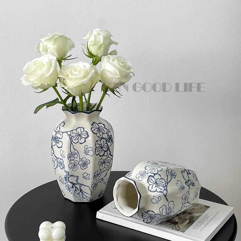 Bình Hoa Xanh Trắng Cổ Điển