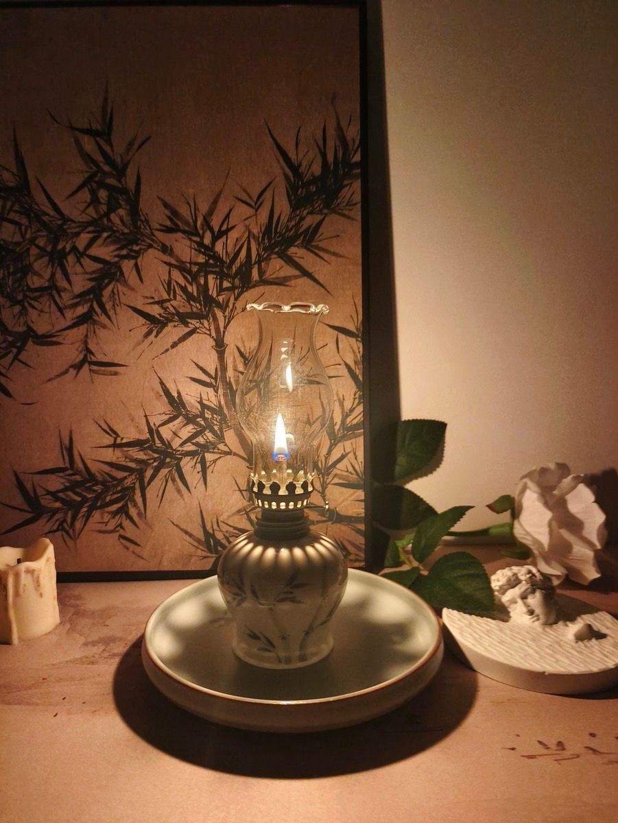 Đèn Dầu Gốm Vẽ Tay Hoa Retro