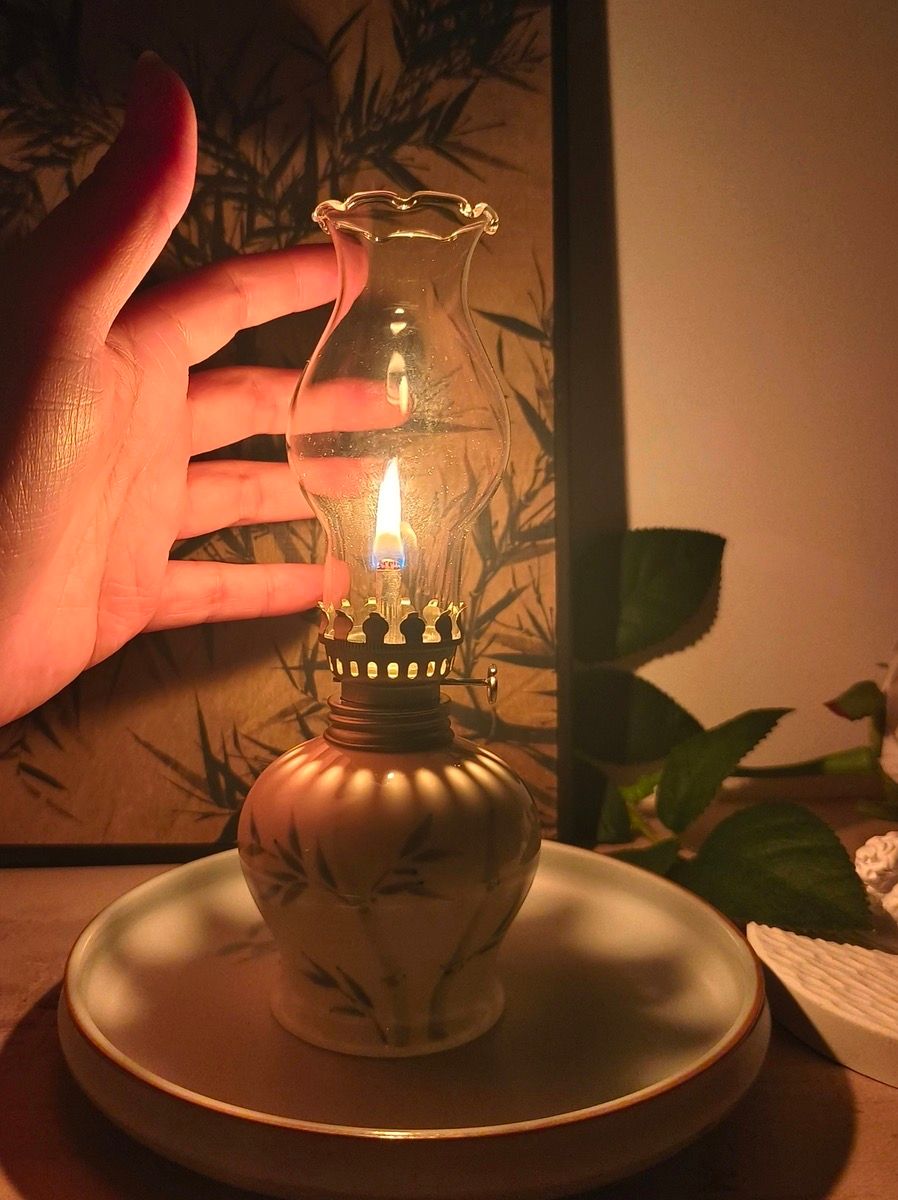 Đèn Dầu Gốm Vẽ Tay Hoa Retro