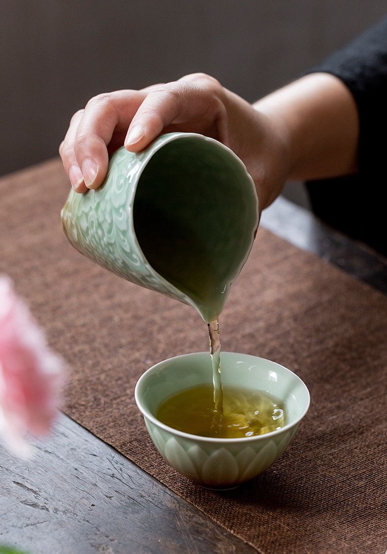 Tách Trà Men Ngọc Nổi Cánh Hoa