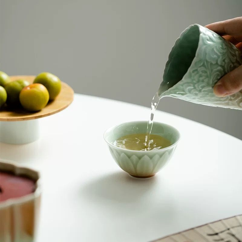 Tách Trà Men Ngọc Nổi Cánh Hoa