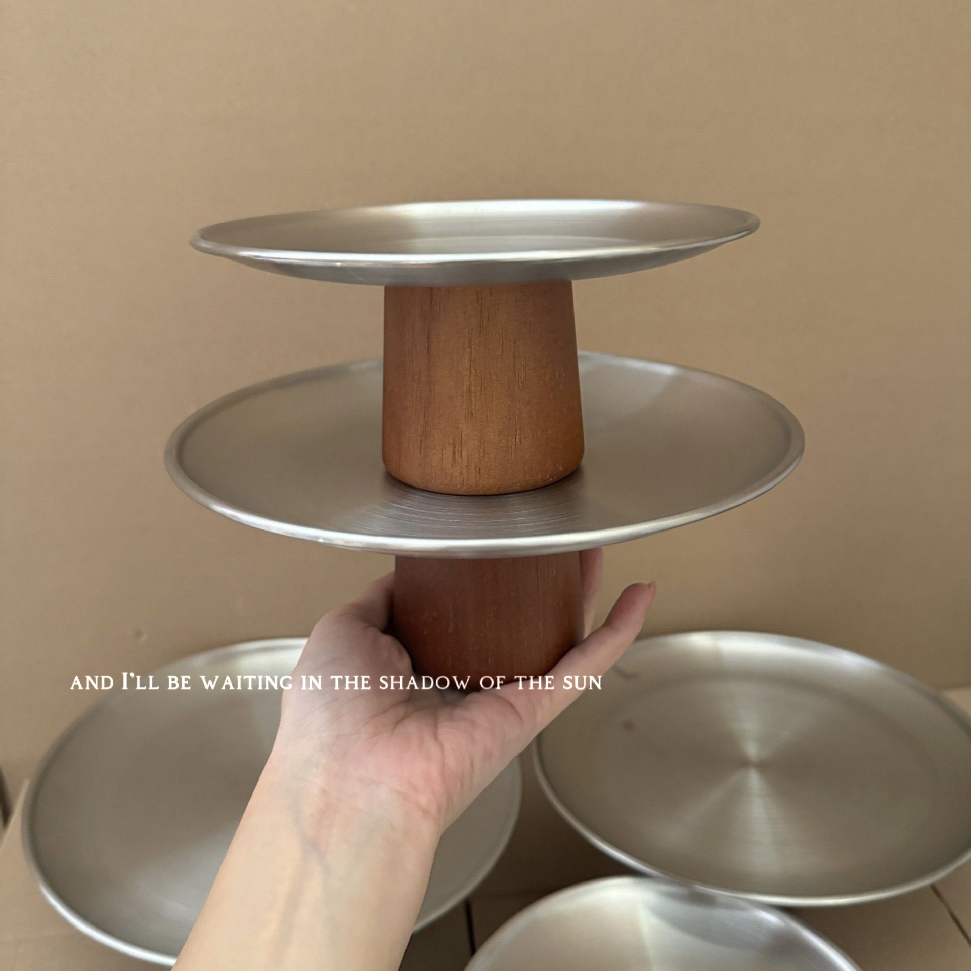 Đĩa Inox Chân Gỗ Ghibli