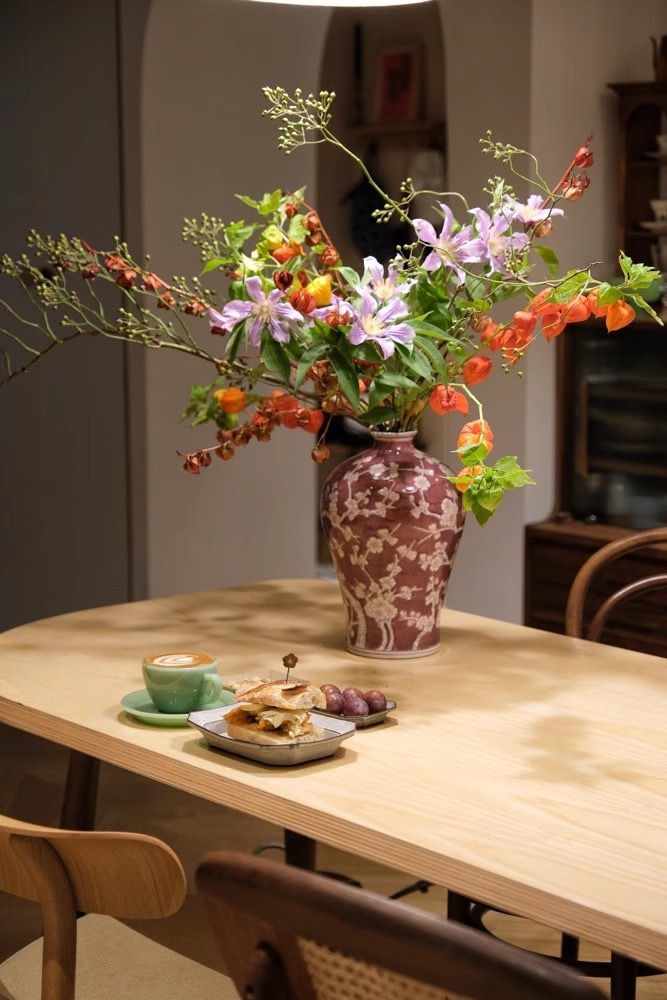 Bình Hoa Mận Đỏ Son