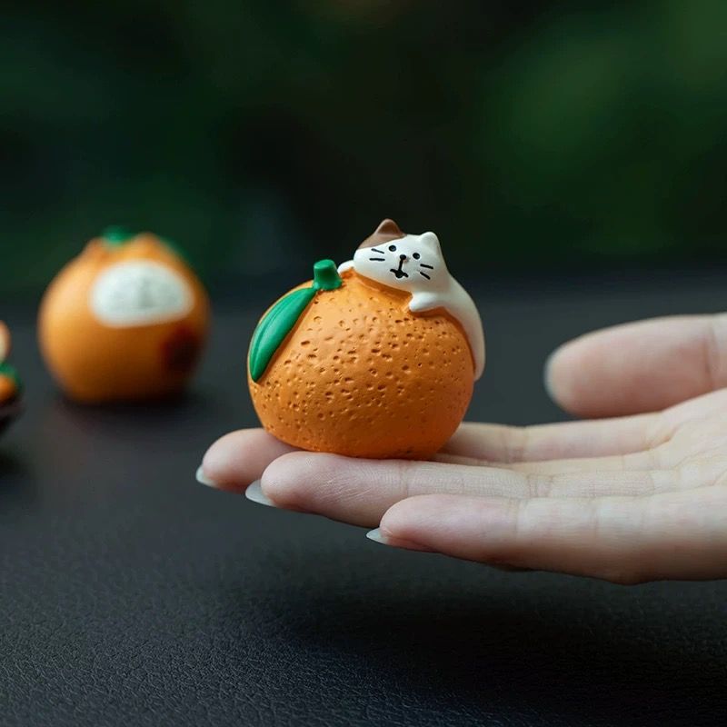 Tượng Mèo Nằm Trên Quả Cam