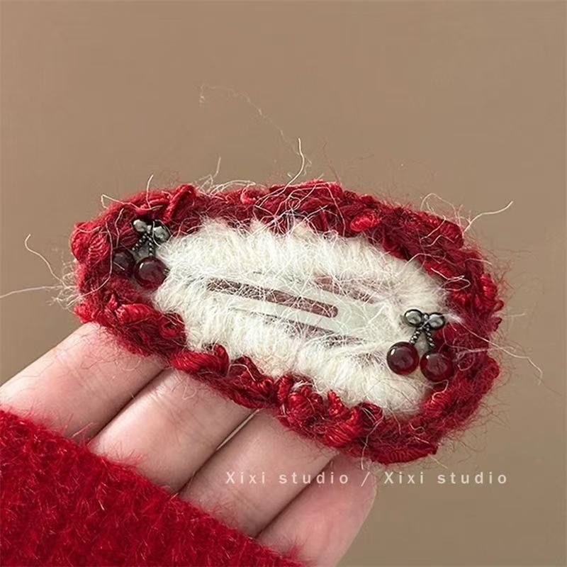 Kẹp Tóc Len Màu Đỏ Anh Đào