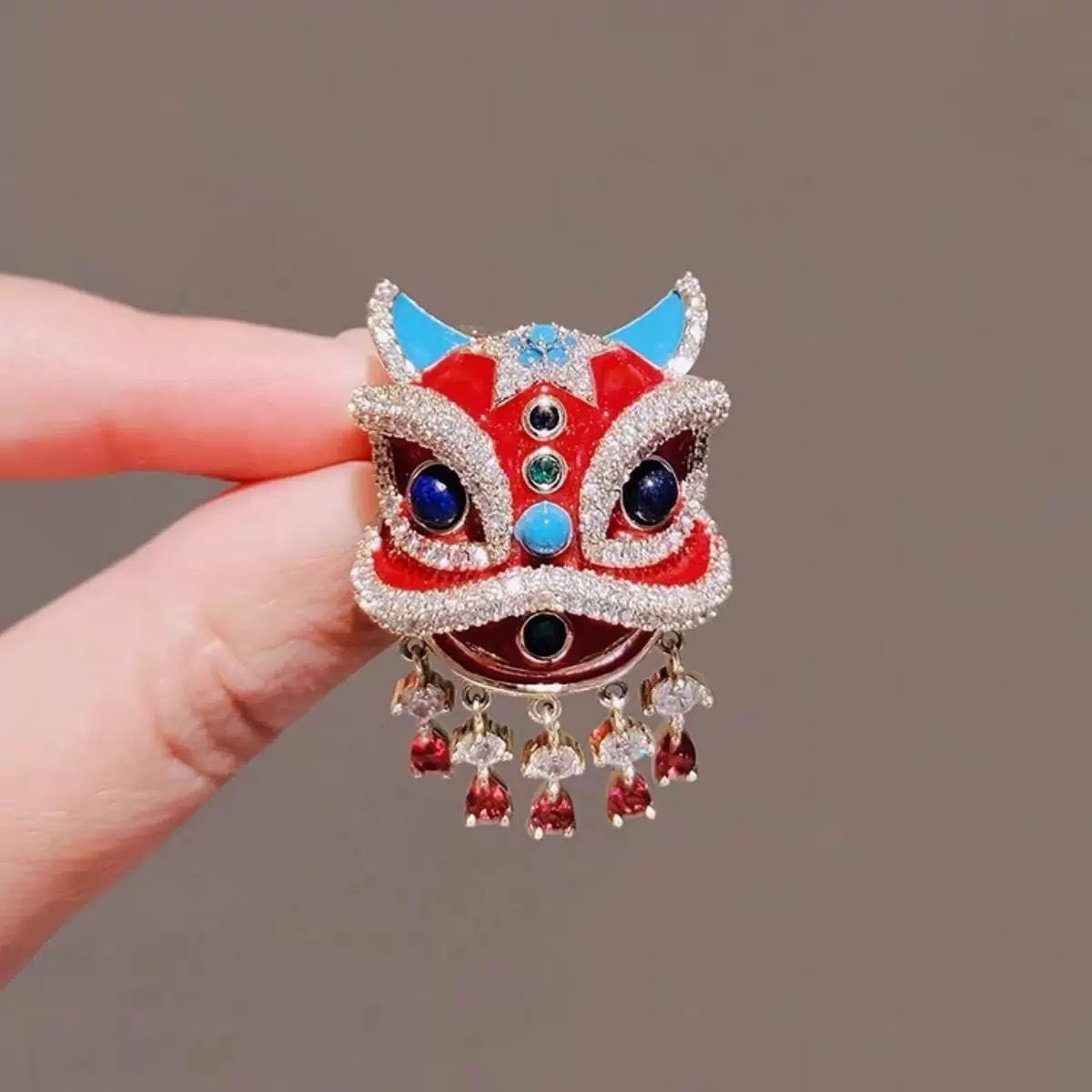 Cài Áo Sư Tử Đỏ Và Xanh