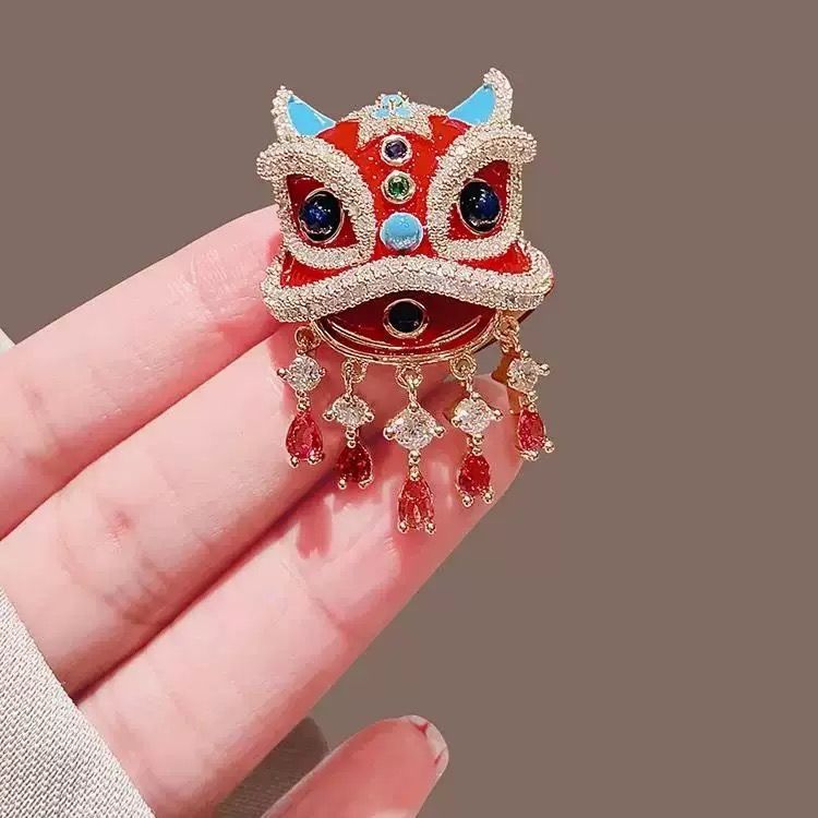 Cài Áo Sư Tử Đỏ Và Xanh