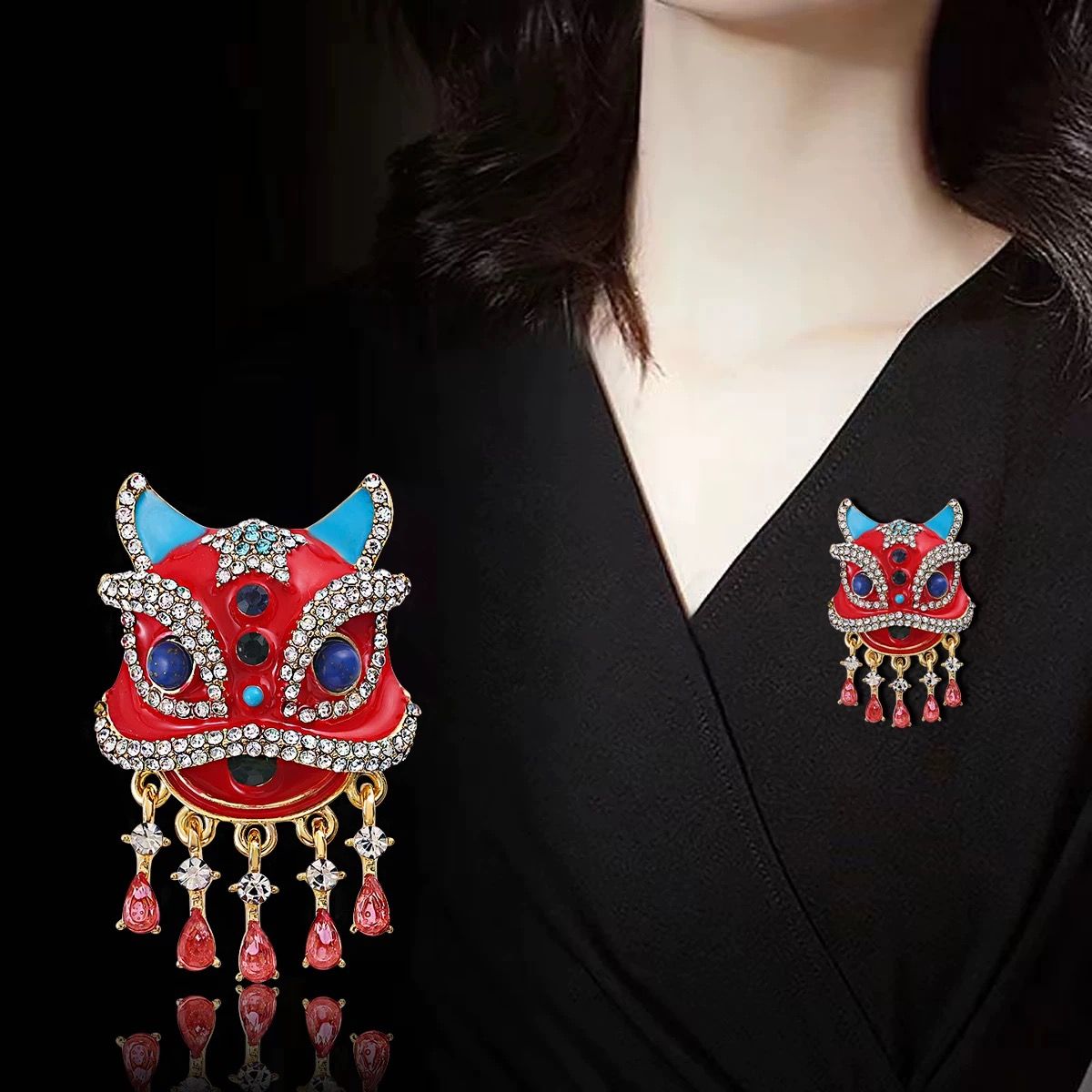 Cài Áo Sư Tử Đỏ Và Xanh