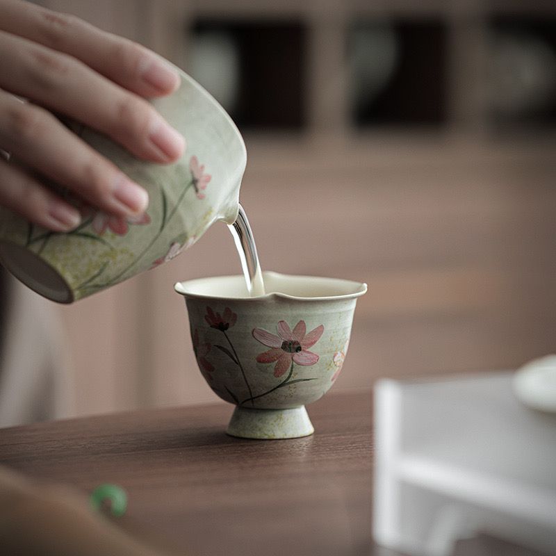 Tách Trà Hoa Cúc Vẽ Tay